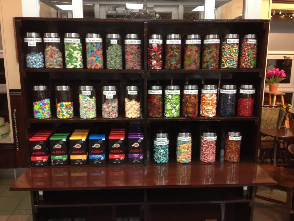 Le présentoir de bonbons en vrac et de thés, en bocaux de verre