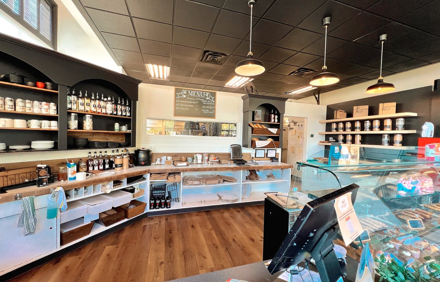 Le long comptoir de la pâtisserie, ses vitrines et ses bocaux