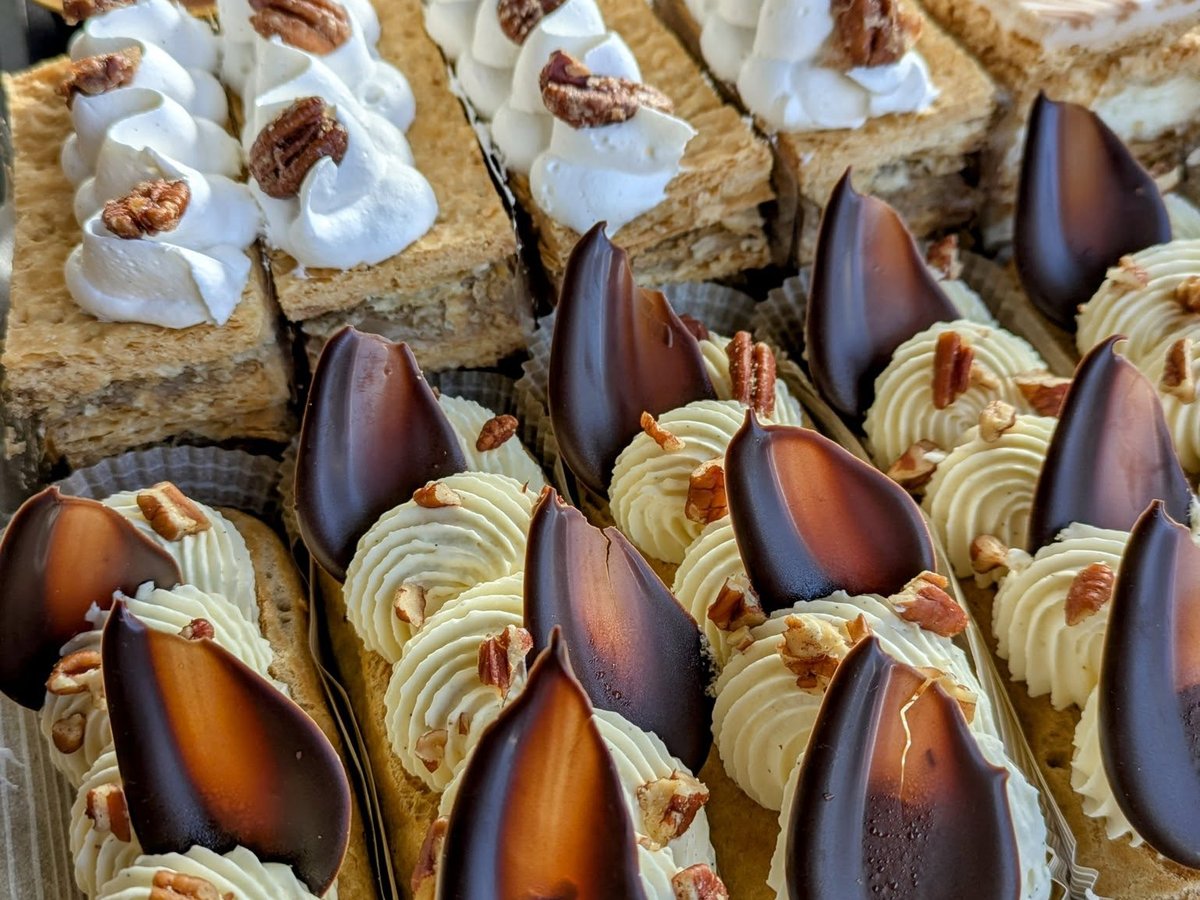 Un plateau d'éclairs glacés, alignés avant la mise en vitrine