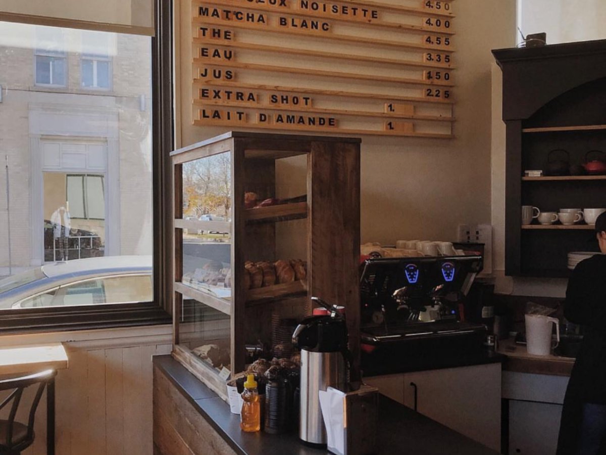 Le tableau à lettres des breuvages, au-dessus de la machine à espresso