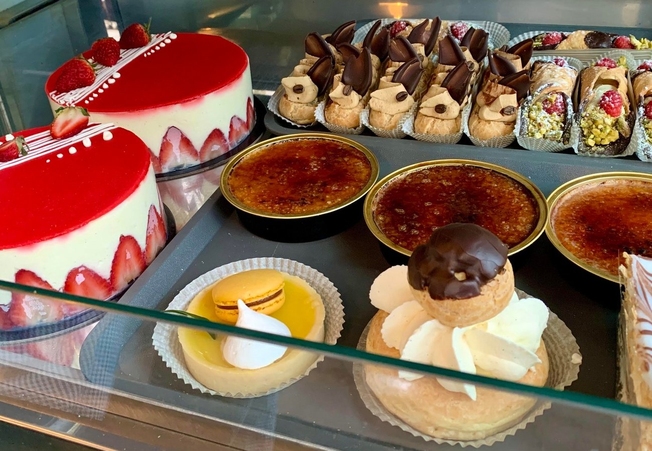 La vitrine réfrigérée : cheesecakes, crèmes brûlées et tartes individuelles